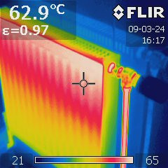 Wärmebild eines wenig geeigneten kompakten Plattenheizkörpers bei hoher Vorlauftemperatur von etwa 65 °C