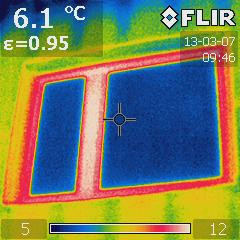 Von schräg unten thermografiert zeigt sich bei schwach gedämmten Rahmen im Glas der kalte Nachthimmel