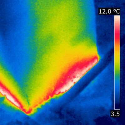 Warmluftfahnen rings am Rand der obersten Geschossdecke um einen Schornstein