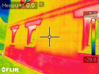 Thermogramme von außen machen die schwache Wärmedämmung sichtbar