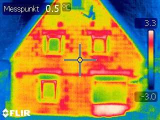 Wärmebrücken aus Unachtsamkeit, weil auf der Baustelle Baustoffe mit unterschiedlichen wärmedämmenden Eigenschaften verwendet wurden Thermogramm einer Giebelseite mit zahlreichen Wärmebrücken aus Unachtsamkeit