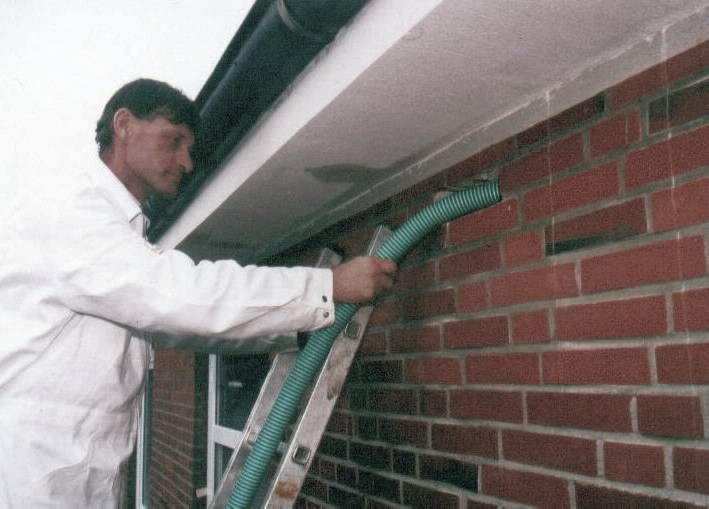 Lückenloses Verfüllen von Hohlwandmauerwerk durch Einblasen eines Dämmstoffes