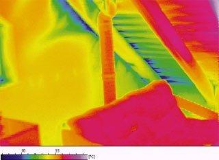 Wärmebild eines Dachgeschossausbaus zum Vergleich mit dem Realbild