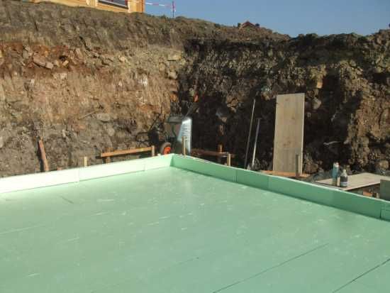 Fertig verlegte Schalung für die wärmegedämmte Bodenplatte bei einem Haus mit Keller