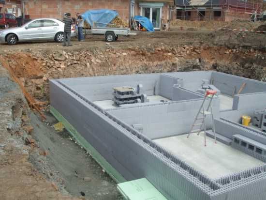 Gedämmte Kelleraußenwände werden u.a. mit Styroporschalsteinen errichtet