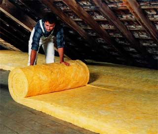 Ausrollen von Mineralwolle auf die oberste Geschossdecke, Abb.: EANRW