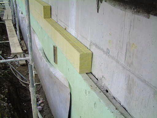 Perimeterdämmung (grünlicher Teil unten) zur Wärmedämmung, Funktion einer vertikaler Sperrschicht