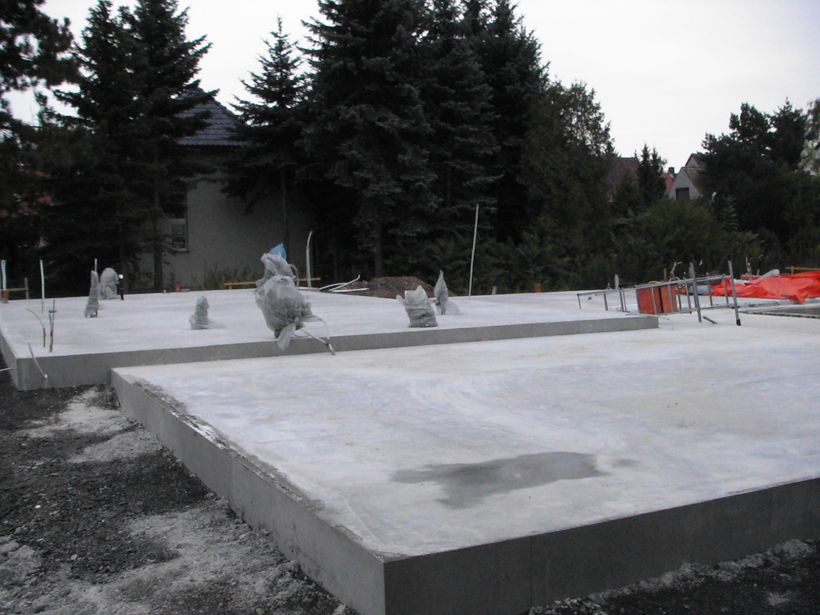 Fertig betonierte und ausgeschalte Bodenplatte konventioneller Art