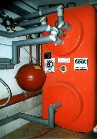 1000 Liter Pufferspeicher mit Durchflusswärmetauschern (oben) für Warmwasser