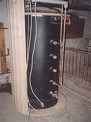 halbfertiger Pufferspeicher mit einer geplanten Wärmedämmung aus Zellulosefasern