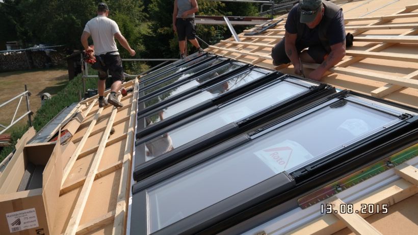Einsetzen und Befestigen der Fensterelemente vor der Verlegung der Eindeckrahmen