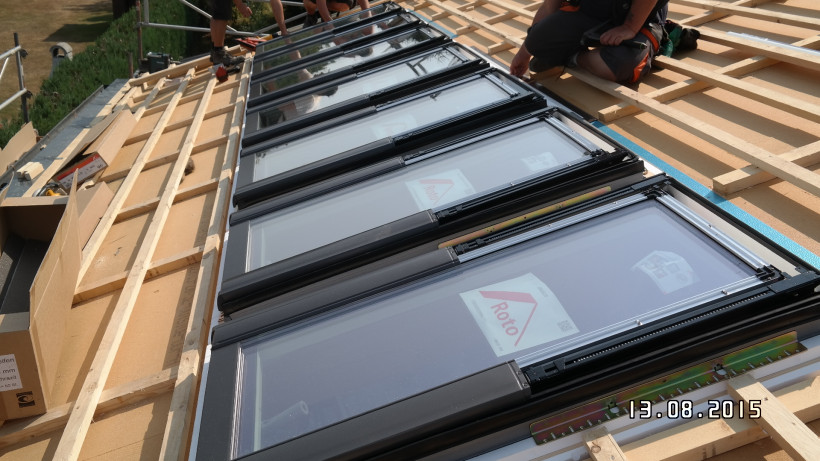 Einbau mehrerer Dachflächenfenster zwischen den Sparren