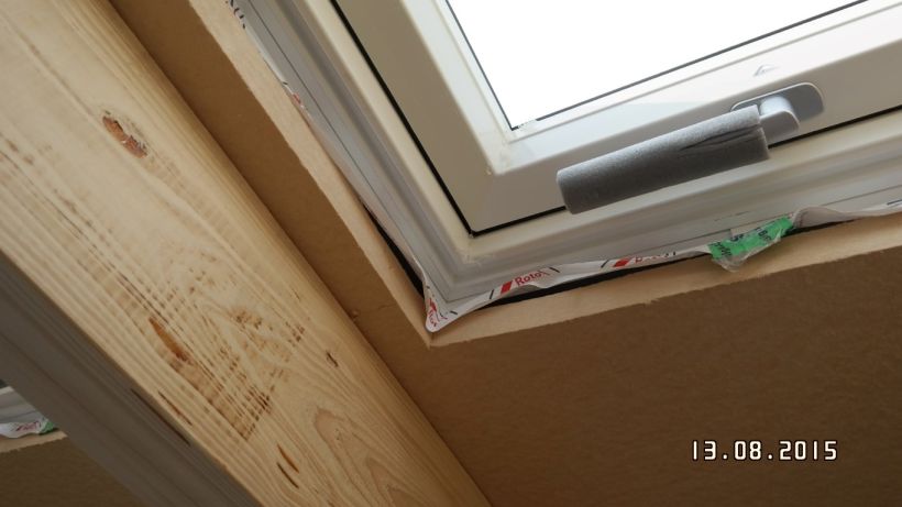 Das Luftdichtheitsband (Aufdruck Roto) muss mit der feuchtevariablen Dampfbremse verbunden werden