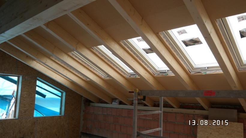Einbau von Dachflächenfenstern zwischen den Sparren in der Bauphase