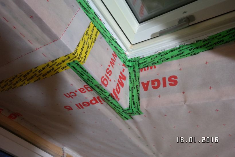 Die feuchtevariable Dampfbremse wird zur Herstellung der Luftdichtheit sorgfältig abgeklebt.