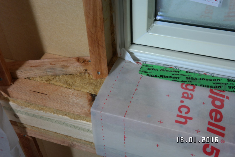 Hier wird die feuchtevariable Dampfbremse (..ch) mit dem Luftdichtheitsband am Fenster verbunden.