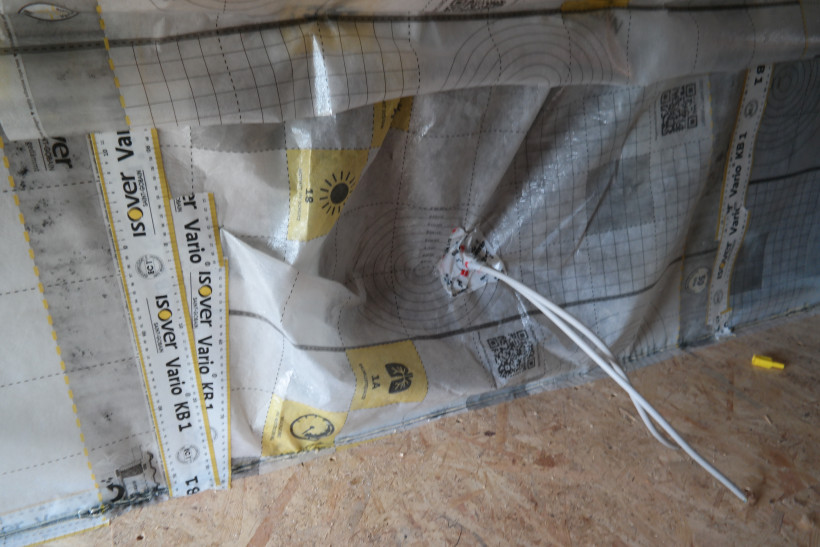 Unsauber abgeklebte Überlappungen und Durchdringungen führen zum "Einschleichen" von Raumluft