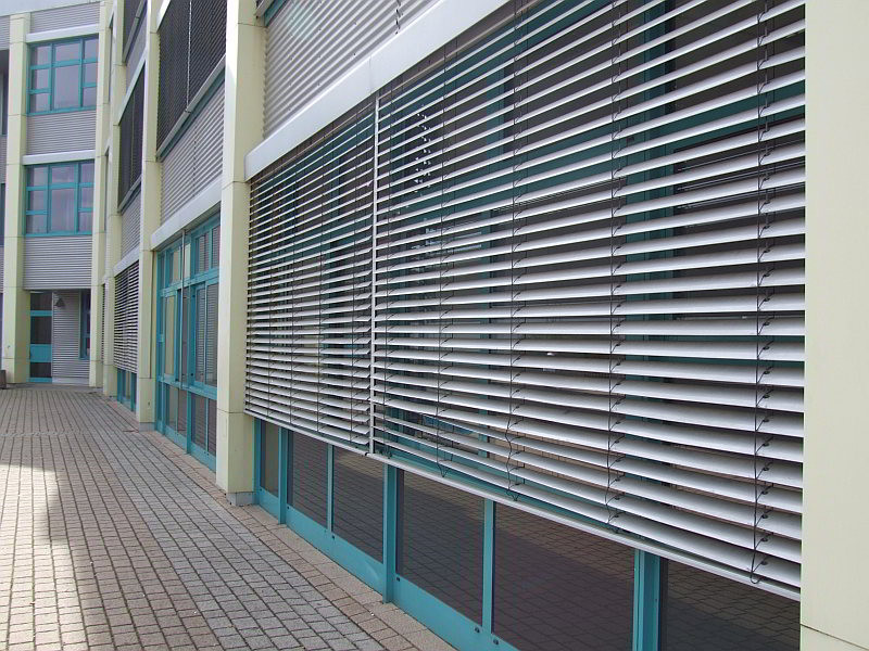 Außenliegender, verstellbarer Sonnenschutz verhindert starke Aufheizung