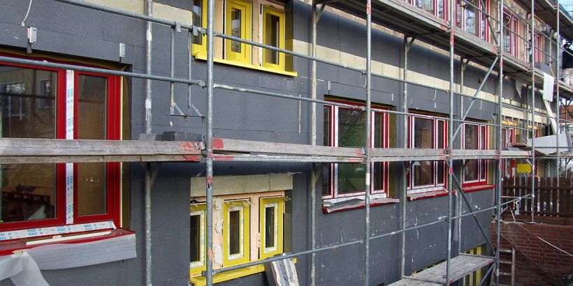 Dämmung der Außenwand eines Kindergartens, Mineralwollestreifen als Brandriegel