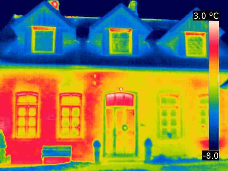 Typisches Wärmebild eines Hohlwandmauerwerkes ohne Füllung