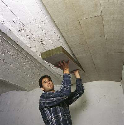 Wärmedämmung einer Gewölbedecke mit Streifen von Mineralwollematten