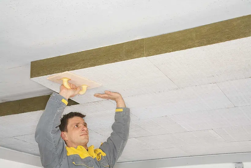 Ankleben von Mineralwolleplatten an der Unterseite einer Massivdecke, Abb: Topdec isover Ankleben von Mineralwolleplatten an der Unterseite einer Massivdecke, Abb: Topdec isover