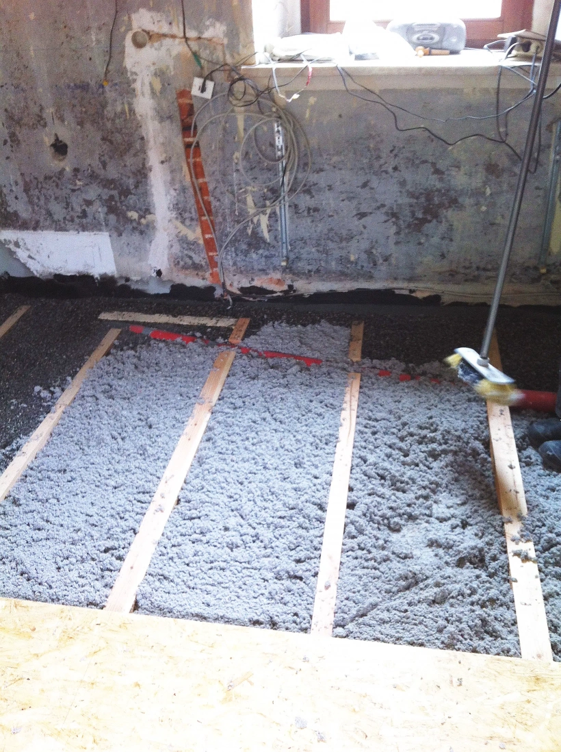 Dämmung der untersten Geschossdecke von oben mit Zelluloseflocken, geschüttet Dämmung der untersten Geschossdecke von oben mit Zelluloseflocken, geschüttet