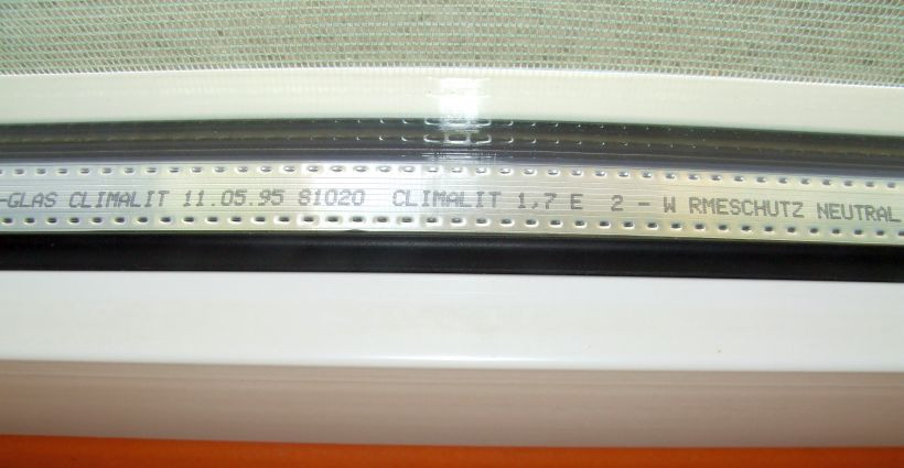 Aufdruck auf dem Glasabstandsprofil für eine zweiglasige Wärmeschutzverglasung