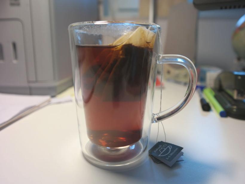 Ein doppelwandiges Teeglas verhindert allzu schnelle Abkühlung Ein doppelwandiges Teeglas verhindert allzu schnelle Abkühlung