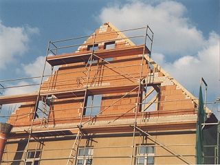 Schlecht dämmende Kalksandsteine (weiß) als Füllsteine in gut dämmender Porotonziegelwand