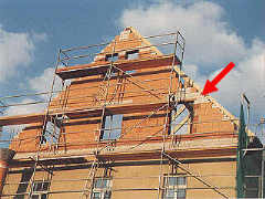 Foto einer Wärmebrücke: Ziegel aus Kalk-Sand-Stein in einer Wand aus wärmedämmenden Ziegeln