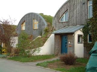 Tonnenhäuser, welche zum Teil ins Erdreich gebaut sind