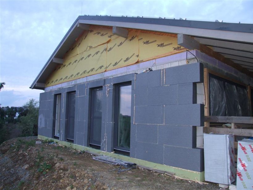 Außenwände eines Niedrigenergiehauses in der Bauphase (17,5 cm Kalksand-Stein plus 20 cm Styropor)