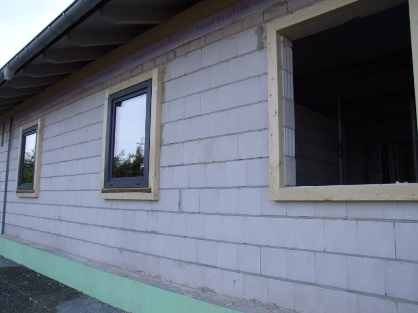 Auf die Perimeterdämmung (grünlich, 20cm) wird die Außenwanddämmung (20cm) gestellt und verklebt