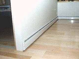 Randheizleisten an allen Wänden